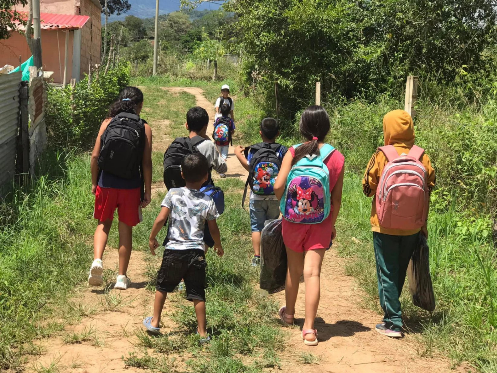 Niños caminando al colegio