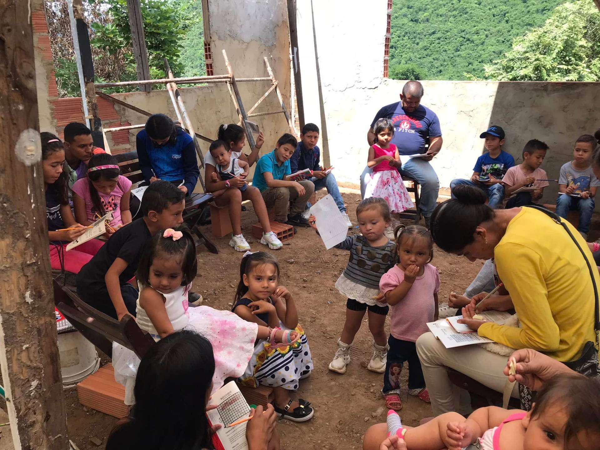 Clase con niños en la sede de Pandi