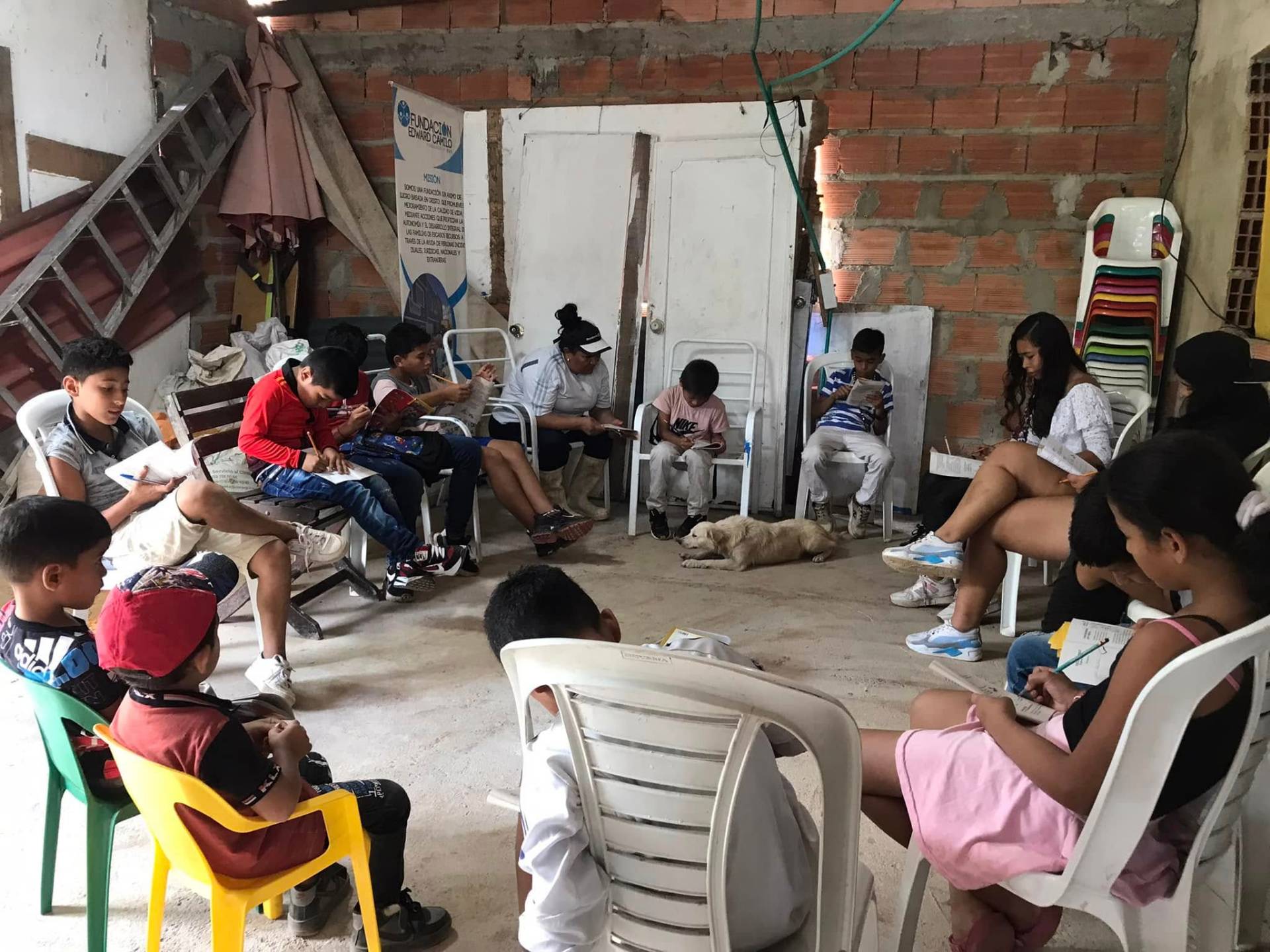 Niños estudiando en círculo en la sede