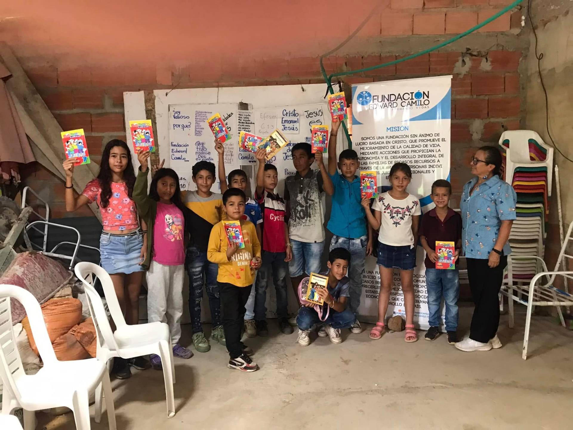 Niños recibiendo libros
