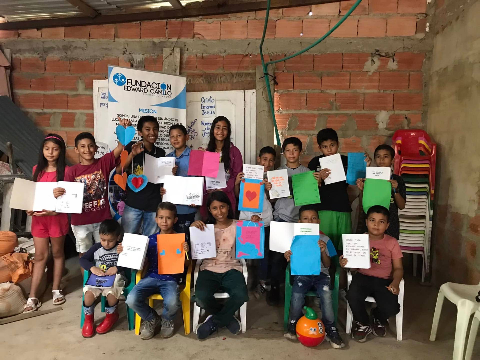 Niños mostrando sus manualidades