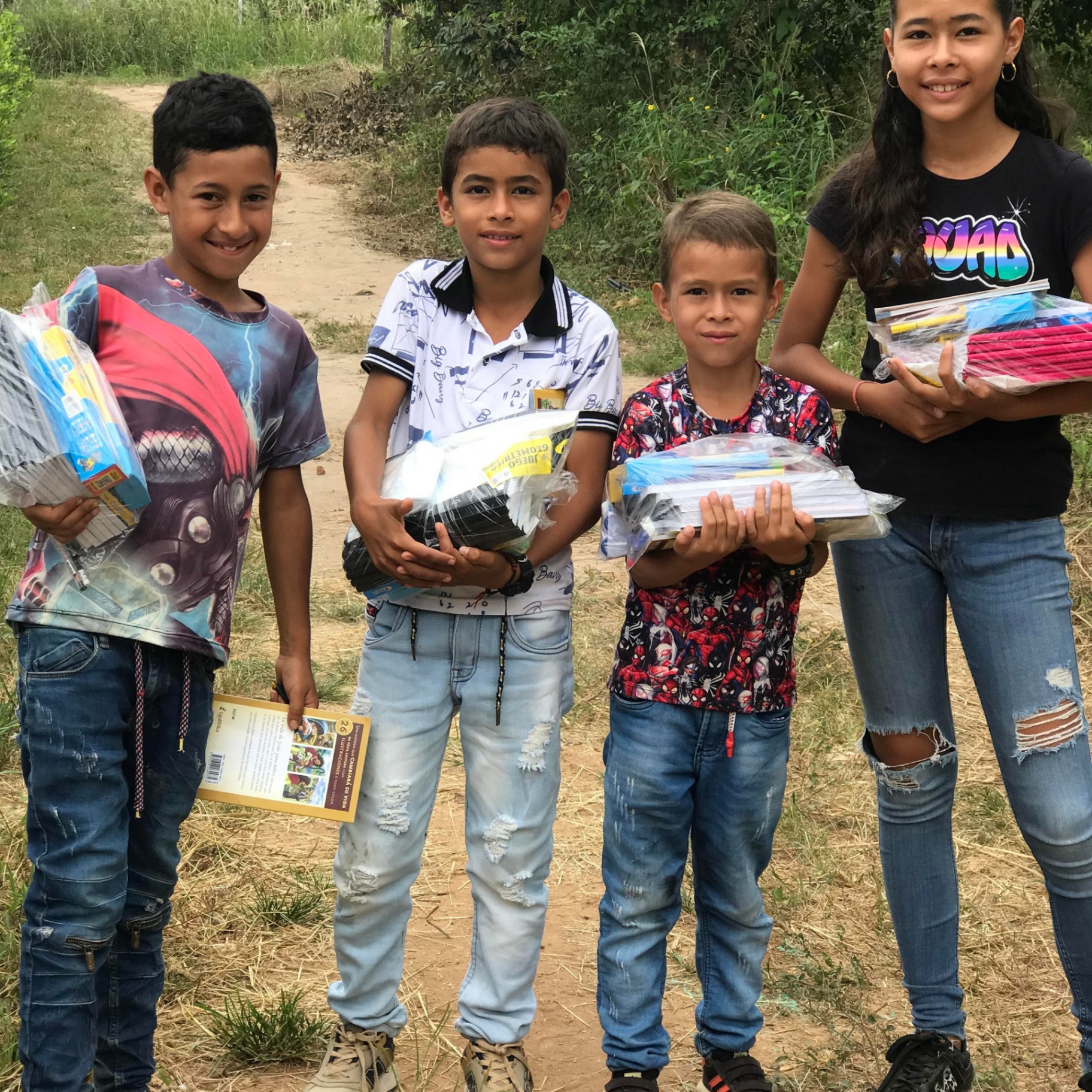 Niños recibiendo útiles escolares